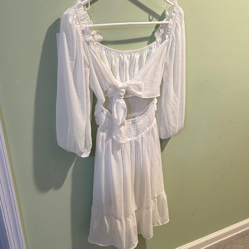 Elegant White Backless Dress - Picture 4 of 6